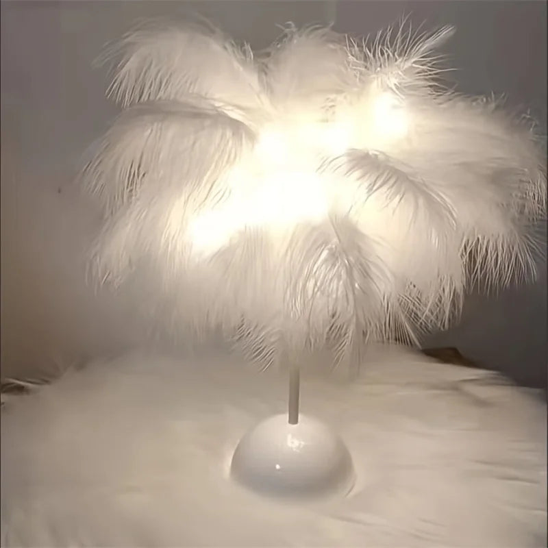 מנורת שולחן עם נוצות לבנות ותאורת LED חמה – מושלמת לחדר שינה או עיצוב פינת ישיבה