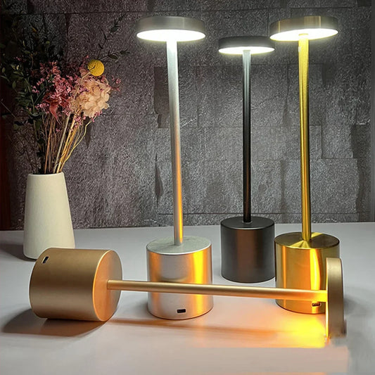 מנורת שולחן LED עם חיישן מגע – שלוש עוצמות תאורה מתכווננות לעיצוב מודרני
