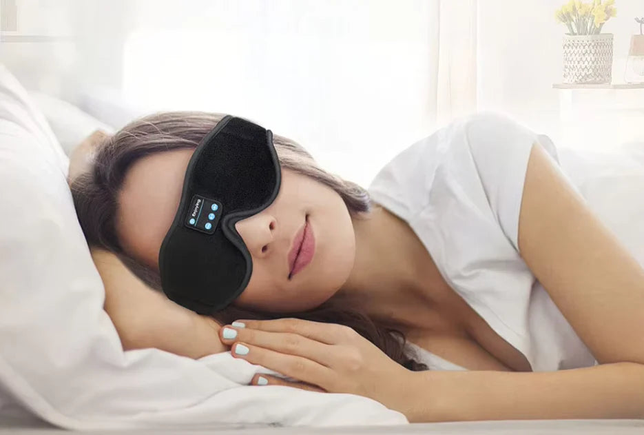 מסכת שינה חכמה עם Bluetooth – חוסמת אור 100%, עם רמקולים סטריאו דקים, 20 צלילים מובנים, מיקרופון לשיחות ואפשרות חיבור לטלפון. מתאימה לשינה עמוקה בבית, בטיסות ובנסיעות. נטענת ב־USB, עד 10 שעות שימוש. אחריות מלאה ל־30 יום ומשלוח חינם."
