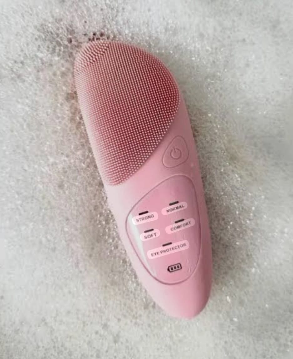 מברשת ניקוי פנים סונית ורודה מסיליקון עמידה במים IPX7.

אישה מנקה את פניה במברשת SonicGlow שחורה.

תקריב של מברשת חשמלית לעור הפנים עם הגנת עיניים.

הדגמת מצב חימום ועיסוי באזור העיניים.

מברשת פנים עמידה במים בשימוש באמבטיה.

מברשת פנים סגולה עם טעינה מגנטית.

הדמיה של ניקוי נקבוביות עמוק.

מברשת פנים סונית על רקע חדר אמבטיה יוקרתי.

תמונת סט מברשת + כבל טעינה.

תמונה של עיסוי פנים תרמי בעזרת מברשת סיליקון רכה.